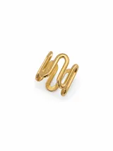 Anillo de diseño moderno con estructura ondulada y entrelazada, acabado en tono dorado brillante.