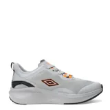 Championes Umbro de diseño deportivo y urbano, confeccionados en mesh respirable con refuerzos sintéticos. Presentan una combinación de colores gris claro con detalles en naranja vibrante y suela de EVA con base de goma negra para mayor amortiguación y tracción.