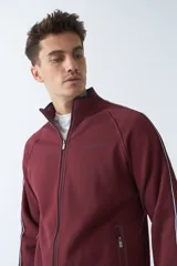 Campera de felpa gris oscuro para hombre, con fit regular, logo estampado, manga larga, cremallera entera, bolsillos con cierre y cuello elevado.