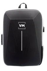 Mochila urbana con carcasa frontal rígida de color negro con diseño geométrico y logo 'VM' en blanco. Los laterales y la espalda son de tela gris jaspeada. Incluye un candado de combinación de tres dígitos integrado en el lateral.