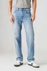 Jean de corte regular con tiro medio, confeccionado en denim de algodón con un toque de elastano para mayor comodidad. Presenta un lavado celeste clásico, cierre de botones y remaches metálicos.
