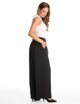 Pantalón palazzo de tiro alto en color verde militar, con diseño de doble abotonadura frontal, pinzas en la cintura y pierna ancha. Cuenta con cintura elástica en la parte posterior para mayor ajuste y bolsillos laterales funcionales.