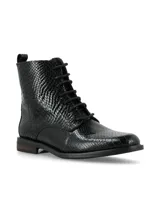 Botines acordonados de cuero negro con textura efecto croco y acabado charol, con taco bajo y cierre lateral interno.