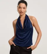 Top de mujer color azul marino con efecto satinado, diseño de cuello halter y escote drapeado (escote degagê o cuello boba).