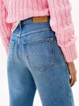 Pantalón de jean de corte recto, color azul, con talle alto y largo tobillero.