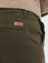 Pantalon de vestir azul marino de corte recto, con bolsillos laterales inclinados y bolsillos traseros de doble ribete.