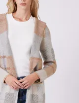 Cardigan abierto sin cierre, con capucha, de tejido de punto con diseño de bloques de color en tonos neutros como gris, beige y rosado pálido. Presenta bolsillos aplicados en la parte delantera.