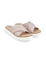 Sandalia Barths de cuero color nude, con tiras cruzadas acolchadas en la capellada, suela anatómica y plataforma blanca de poliuretano.