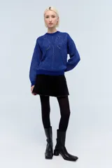 Sweater tejido color gris claro con lurex, cuello redondo y diseño calado.