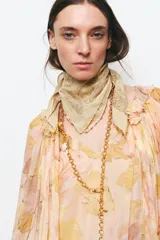 Cinturón dorado de cadena con dijes colgantes de motivos marinos: estrellas de mar, caracoles y conchas. Cierre con mosquetón.