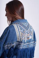 Campera de jean celeste con bordado de flores, tachas y flecos azules.