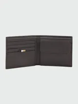 Billetera Boss de diseño plegable, confeccionada en material laminado con textura fina. Presenta el logo de la marca aplicado en metal plateado en la esquina inferior.