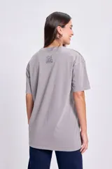 Remera gris claro de corte oversize y manga corta, con estampado de Angel y Stitch.