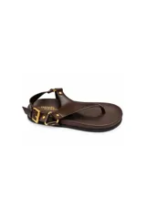 Sandalias planas Daniel Cassin modelo Bulu, color marrón, tipo dedo con tira en forma de T, hebilla metálica dorada de ajuste en el lateral y tira en el talón.