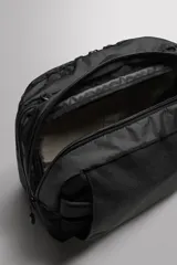 Mochila negra de tejido técnico con compartimento principal con cierre de cremallera y dos compartimentos internos con cierre de cremallera. Bolsillo frontal con cierre de cremallera, asa de mano, asa de hombro ajustable y extraíble, y dos asas de hombro acolchadas y ajustables con cinta con hebilla de liberación rápida.