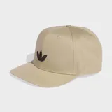 Gorro snapback Adidas Adicolor color tostado, con visera plana y el logo del Trifolio bordado en color marrón oscuro en el panel frontal. Cuenta con cierre ajustable a presión en la parte trasera.
