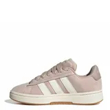 Championes urbanos Adidas modelo Grand Court Alpha, color taupe con las icónicas tres tiras laterales en tono más claro. Presentan una capellada de cuero sintético con acabado gamuzado, cordones al tono y una suela de goma flexible con tecnología Cloudfoam para mayor amortiguación.