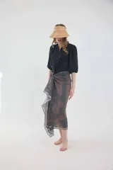 Camisa de lino color beige, de silueta romántica con escote a la base y mini volado. Cuenta con mangas 3/4 abullonadas con frunces y terminación en elástico. Posee detalles de puntillas negras en contraste en el frente y cierre frontal con botones ocultos bajo cartera.