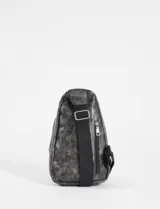 Riñonera cruzada de cuero sintético con acabado efecto desgastado. Cuenta con múltiples compartimentos con cierre metálico y bolsillo vertical en la parte posterior.