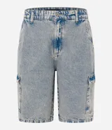 Bermuda masculina de jeans celeste con efecto dirty washed, corte baggy, tiro alto, bolsillos laterales tipo cargo y cierre con botón y cremallera.