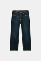 Jeans de tiro alto con diseño de cinco bolsillos y corte cropped flare. Presenta un acabado deshilachado en el bajo y cierre frontal con cremallera y botón metálico.