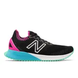 Championes New Balance para running modelo WFCECSB, color negro con detalles en fucsia, celeste y verde menta, con amortiguación FuelCell y capellada de malla transpirable.