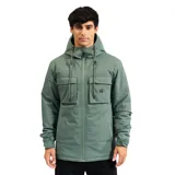 Campera parka de microfibra con relleno de guata y forro interior tipo polar. Presenta cierre frontal completo, capucha ajustable con cordones, dos bolsillos superiores con solapa y cierre, y dos bolsillos laterales. Cuenta con recubrimiento resistente al agua y al viento.