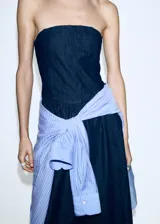 Vestido midi de denim azul oscuro, sin mangas, con escote palabra de honor y silueta envasé.