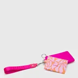 Billetera tipo tarjetero con correa de muñeca, marca Bubba. Incluye un tarjetero con estampado orgánico en tonos rosado y naranja, y un monedero liso en color fucsia, ambos unidos por una argolla metálica y una cinta de tela fucsia con logo grabado.
