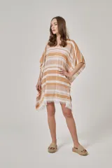 Túnica de playa con estampado a rayas horizontales color naranja y blanco, con escote en V y terminación desflecada.
