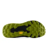 Championes de trail running New Balance modelo Hierro V9, color negro con detalles en verde lima y marrón. Presentan una suela Vibram de alto agarre, entresuela amortiguada y logo N en el lateral.