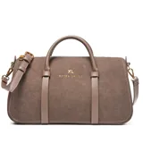 Cartera tipo baúl compacta, color marrón, con material exterior de símil gamuza combinado con PU liso. Cuenta con doble asa corta rígida, correa larga regulable y desmontable, y herrajes metálicos dorados. El compartimento principal tiene cierre superior y un bolsillo interno con cierre. Incluye detalle frontal con logo XL metalizado.