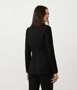 Blazer alargado color gris oscuro, con cuello solapa, bolsillos incorporados y cierre frontal con dos botones.