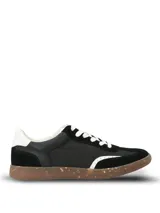 Championes urbanos de diseño deportivo en color negro, con paneles de gamuza sintética y material textil. Presentan detalles en blanco en el talón, cordones y borde frontal, con suela de goma tipo caramelo con efecto moteado.