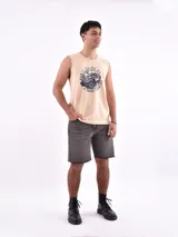 Musculosa gris con estampado de auto clásico, texto y detalles gráficos en blanco.