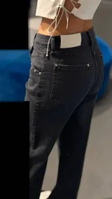 Pantalón de jean negro de corte recto.