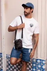 Gorro de béisbol color lila con visera curva y diseño liso.