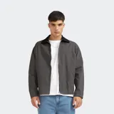 Campera gris de canvas de algodón lavado, con cuello solapa a contraste en color negro y cierre frontal de cremallera.
