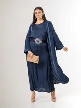 Kimono largo azul marino confeccionado en viscosa, con bordes de satén, diseño fluido y mangas amplias.