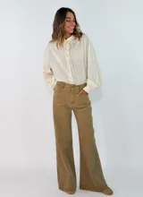 Pantalon de jean negro de corte wide leg, con tiro alto, cierre frontal con botón y bolsillos laterales.