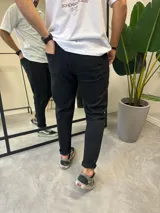 Jean negro de corte skinny con roturas en la rodilla. Confeccionado en denim con elastano para mayor comodidad.