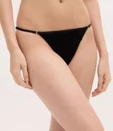 Kit de dos bombachas colaless de hilo, confeccionadas en tejido de viscosa acanalado con laterales finos ajustables y detalles de encaje en los extremos. Incluye una prenda en color negro y otra en color gris.