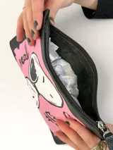 Sobre de cuero marrón con diseño pintado a mano que presenta al personaje Snoopy sobre un fondo rosado y la palabra 'heal'. Cuenta con cierre superior y etiqueta de cuero colgante.