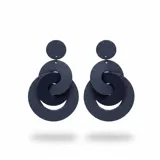 Aros colgantes de cuero azul marino, formados por un círculo superior y tres aros entrelazados de diferentes tamaños.