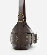 Cartera tipo baguette mediana en PU color marrón, con diseño alargado y asa corta para el hombro. Presenta un detalle frontal de cinturón con hebilla metálica y ojalillos.