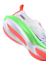 Championes deportivos Umbro modelo Spin Lock, color negro con detalles en verde azulado. Presentan un diseño aerodinámico con malla transpirable, refuerzos sintéticos y una suela de plataforma blanca con amortiguación.