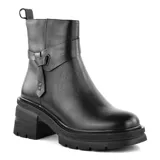 Bota corta negra de cuero con caña baja, taco ancho y suela track. Presenta una correa decorativa con hebilla alrededor del tobillo.
