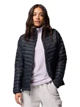 Campera puffer Columbia modelo Powder Pass, color negro, con cierre frontal, cuello alto y diseño acolchado horizontal. Cuenta con tecnología Omni-Shield resistente al agua y aislamiento térmico Thermarator.