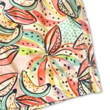 Short de baño Von Braun con estampado colorido de frutas tropicales. Cuenta con cintura elástica con cordón ajustable, dos bolsillos laterales y un bolsillo trasero. Incluye interior de red hipoalergénica.