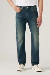 Pantalón de jean Levi's modelo 502 Regular Taper, de corte recto con ajuste cónico hacia el tobillo, en tono azul medio con efecto de lavado desgastado.